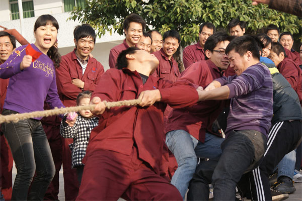 2011年元旦趣味运动会集锦-拔河现场2