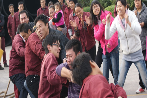 2011年元旦趣味运动会集锦-拔河现场3