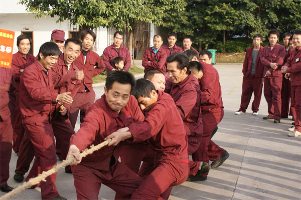 2011年元旦趣味运动会集锦-拔河现场5