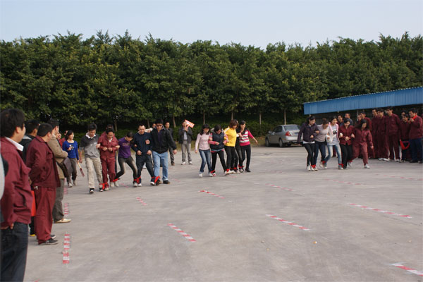 2011年元旦趣味运动会集锦-绑腿赛现场1