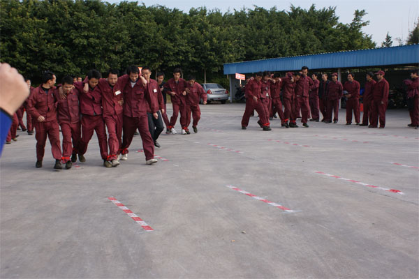 2011年元旦趣味运动会集锦-绑腿赛现场2