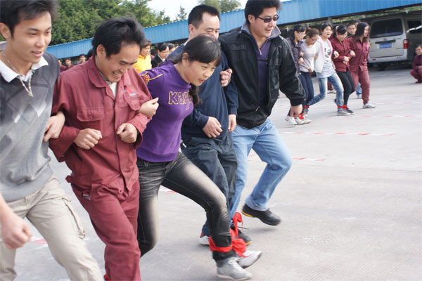 2011年元旦趣味运动会集锦-绑腿赛现场3