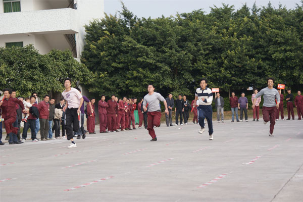 2011年元旦趣味运动会集锦-接力跑现场1