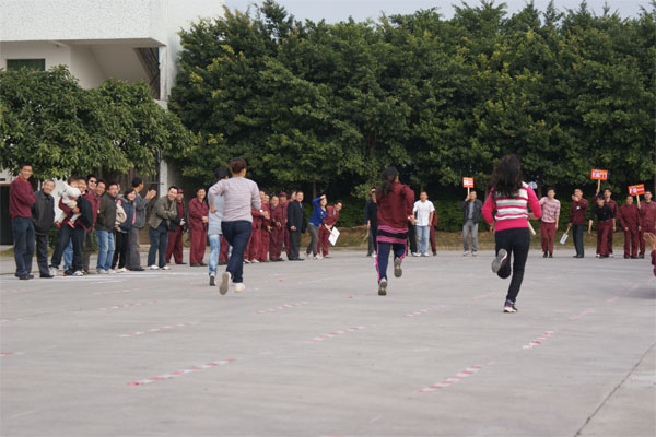 2011年元旦趣味运动会集锦-接力跑现场2