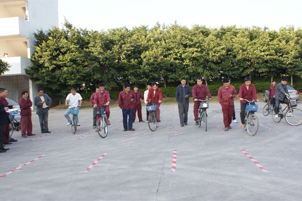 2011年元旦趣味运动会集锦-自行车慢骑赛