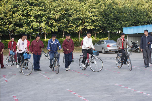 2011年元旦趣味运动会集锦-自行车慢骑赛1